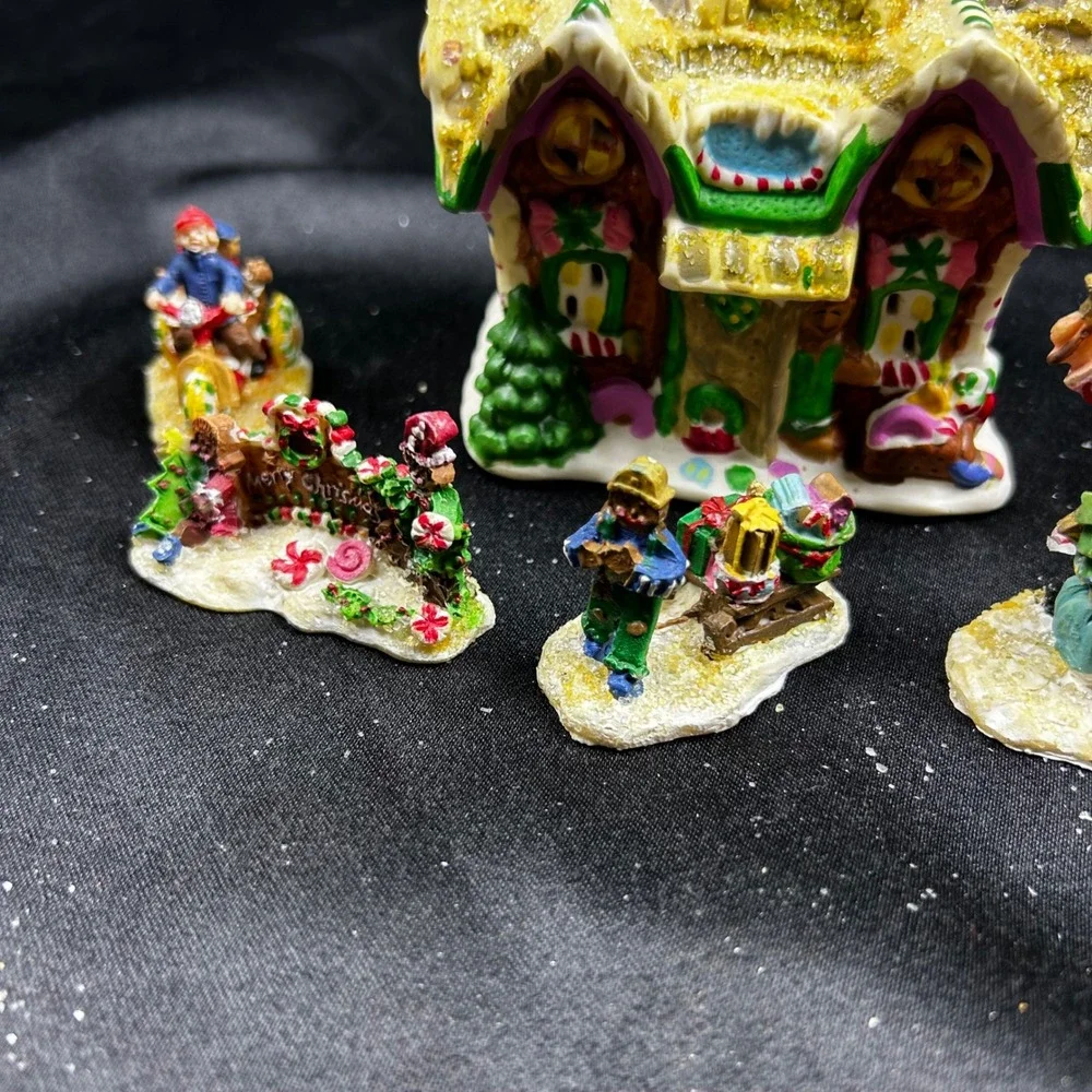Gingerfrost Lane 2005 Christmas Village Cottage and 5 Figurines Set Santa Elves